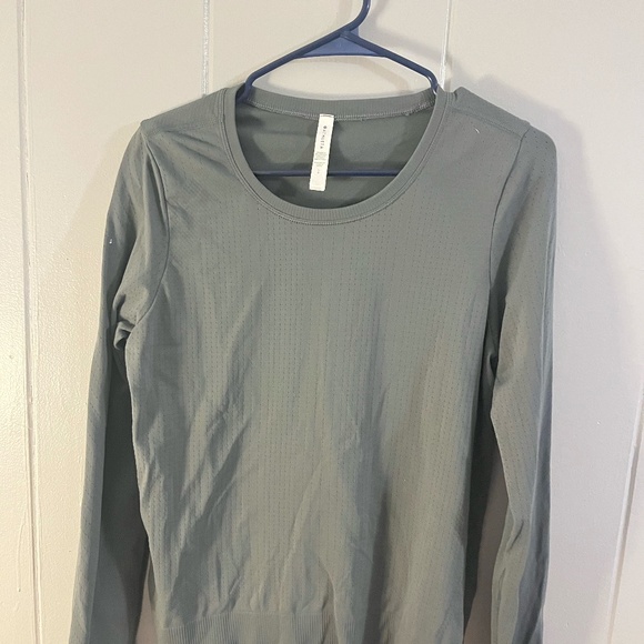 Athleta Tops - ATHLETA LONG SLEEVE ATHLETIC TOP